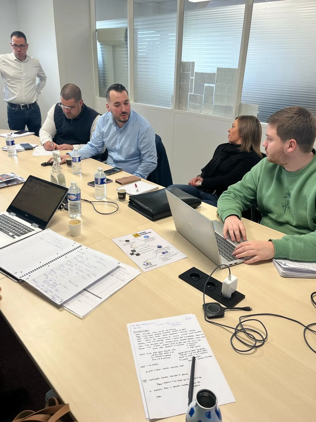 Atelier stratégique - équipe de 5 personnes collaborant sur des schémas