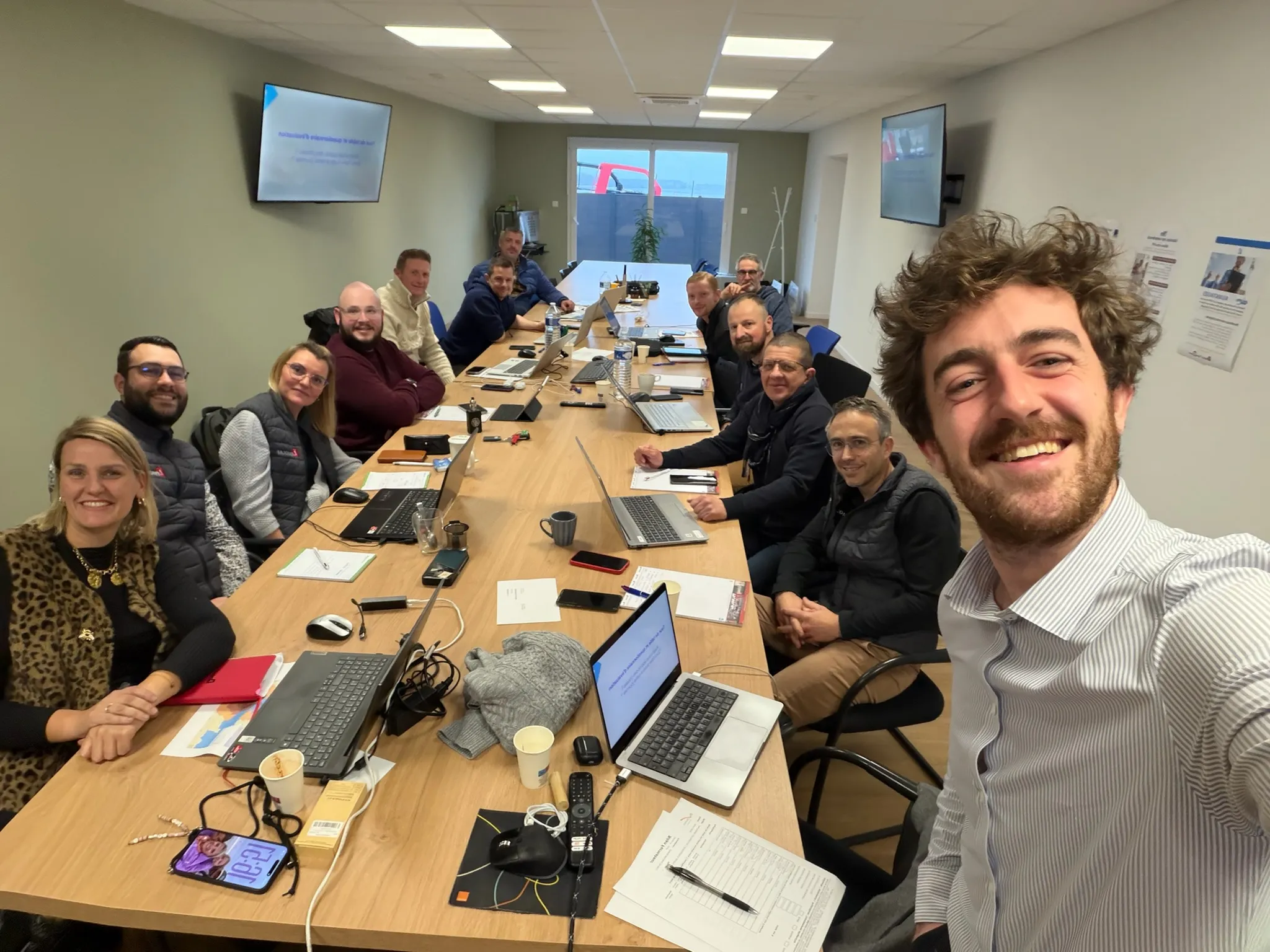 Groupe souriant après une formation IA