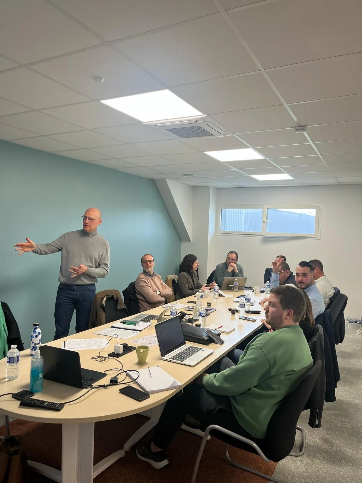 Formateur animant une session interactive avec un petit groupe